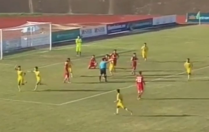 VIDEO: Hậu vệ Hà Nội đi bóng giữa vòng cấm, cứa lòng ghi bàn