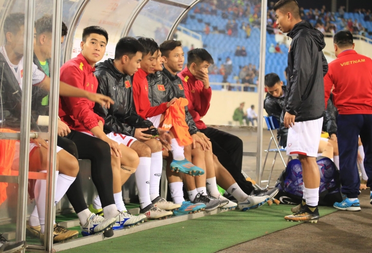 Các cầu thủ Việt Nam tri ân Đình Trọng ở trận gặp Triều Tiên