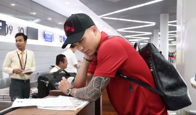 VIDEO: Văn Lâm cùng Muangthong United trở về từ Campuchia