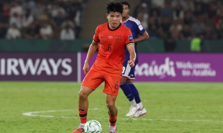 Đội trưởng U23 Trung Quốc đối mặt với hiện thực 'tàn khốc' của bóng đá Anh