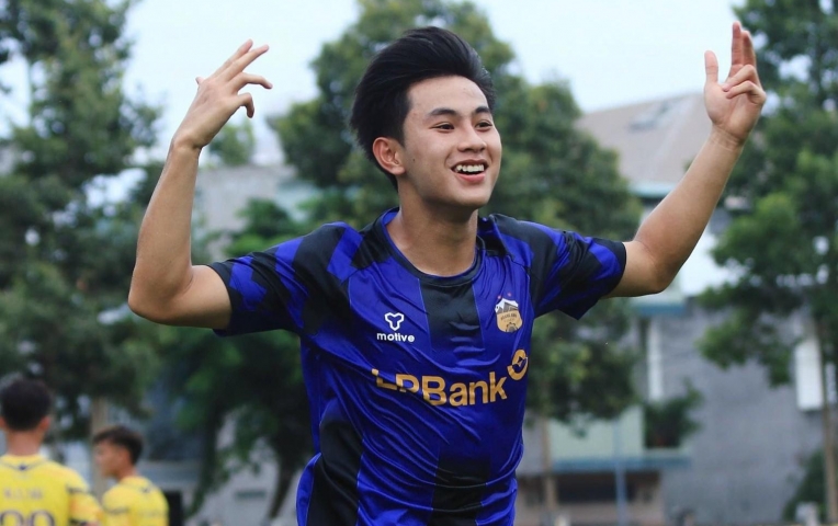 Thần đồng bóng đá Việt Nam lại tiếp tục tỏa sáng