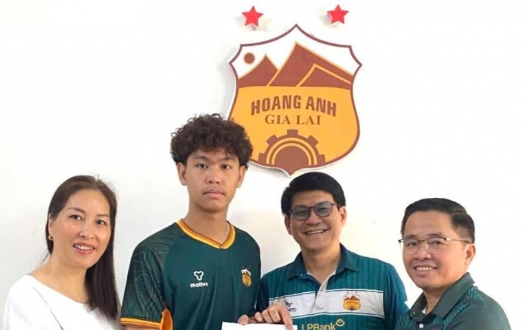Việt kiều Thái Lan cao 1m87 cập bến đại gia V-League