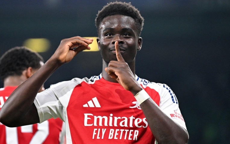 Người khiến Saka trầm trồ sắp là tân binh của Arsenal?