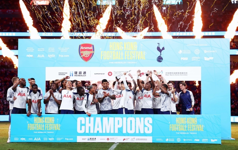 Thắng Arsenal, Tottenham hồ hởi khoe 'có thêm cúp trong tủ'