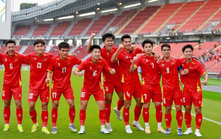 CĐV Indonesia mở hội khi U22 Việt Nam đại thắng Malaysia
