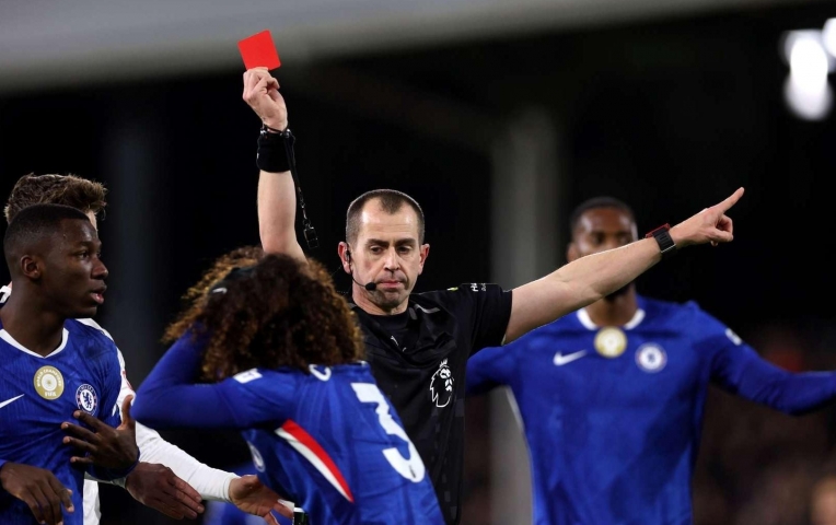 Sao Chelsea bị chỉ trích nặng nề vì tấm thẻ đỏ ngớ ngẩn
