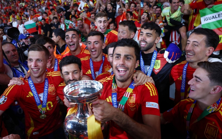 Ấn tượng khoảnh khắc Tây Ban Nha nâng cúp vô địch Euro 2024