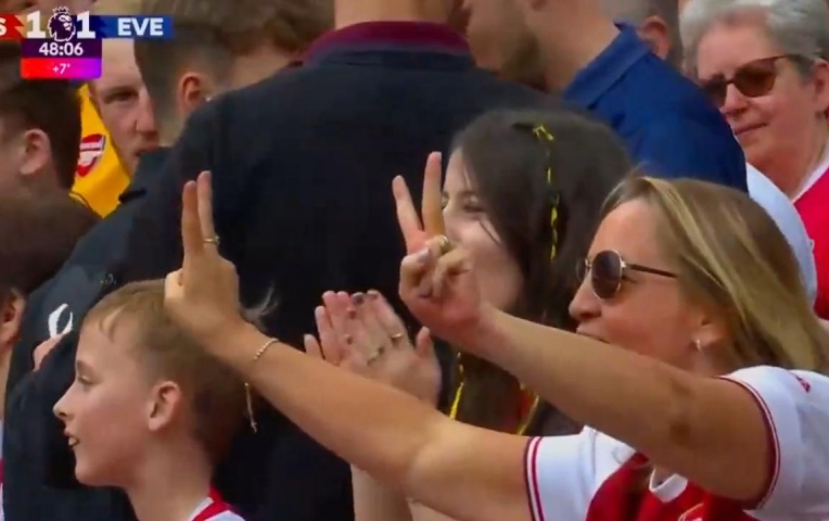 Fan Arsenal cười sung sướng vì ngỡ Man City bị gỡ hòa