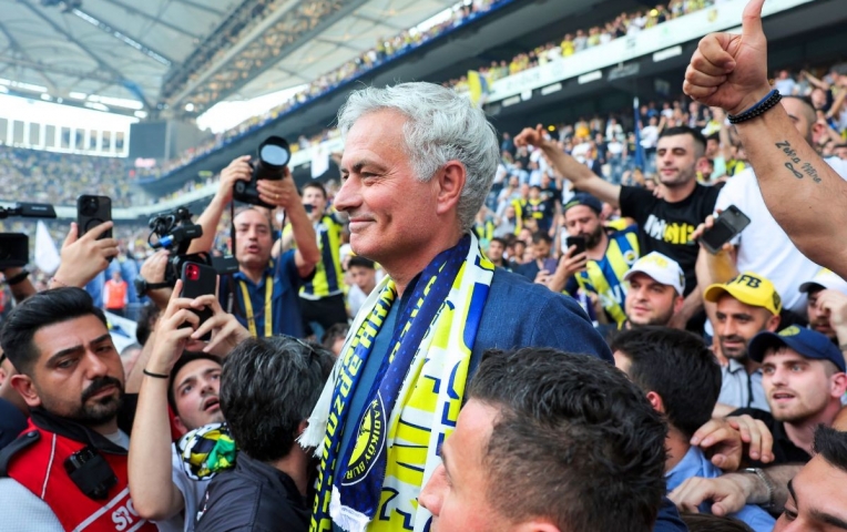 Chủ tịch Fenerbahce tiết lộ lương khủng Mourinho
