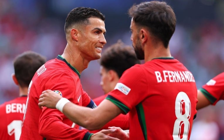 Cựu HLV ĐT Anh: 'Các cầu thủ Bồ Đào Nha đang phải gánh Ronaldo'