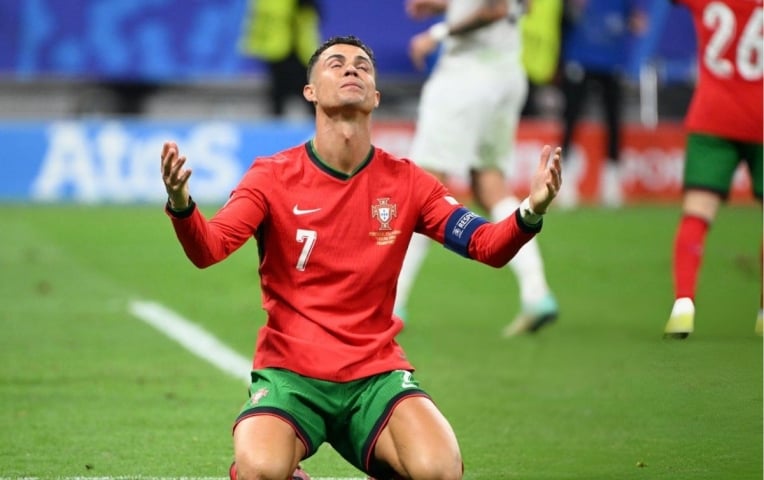 Ronaldo nguy cơ bị UEFA phạt sau trận gặp Slovenia