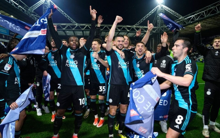 Cầu thủ Leicester phấn khích ăn mừng chức vô địch Championship