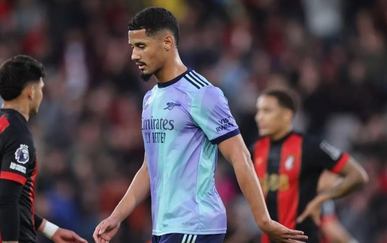 Saliba thẻ đỏ, Arsenal 'sốc nặng' trước đại chiến Liverpool