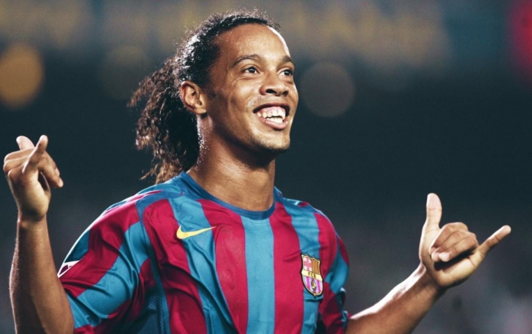 Huyền thoại Ronaldinho lên chức ông nội ở tuổi 44