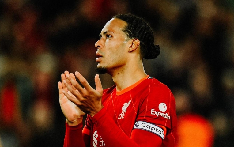 Van Dijk được người Tottenham 'chiêu mộ' ngay trong đường hầm