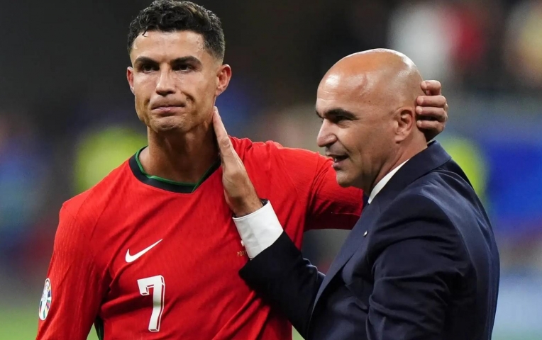 HLV Bồ Đào Nha nói thẳng về Ronaldo khi truyền thông chỉ trích