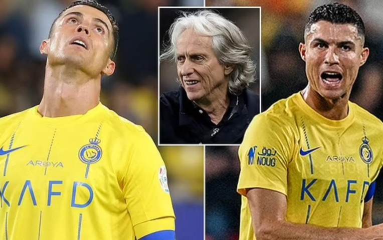 Đối thủ của Ronaldo sa thải HLV vô địch