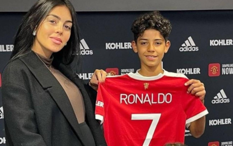Con trai Ronaldo khiến châu Âu 'phát cuồng', thương vụ khoác áo MU tới gần