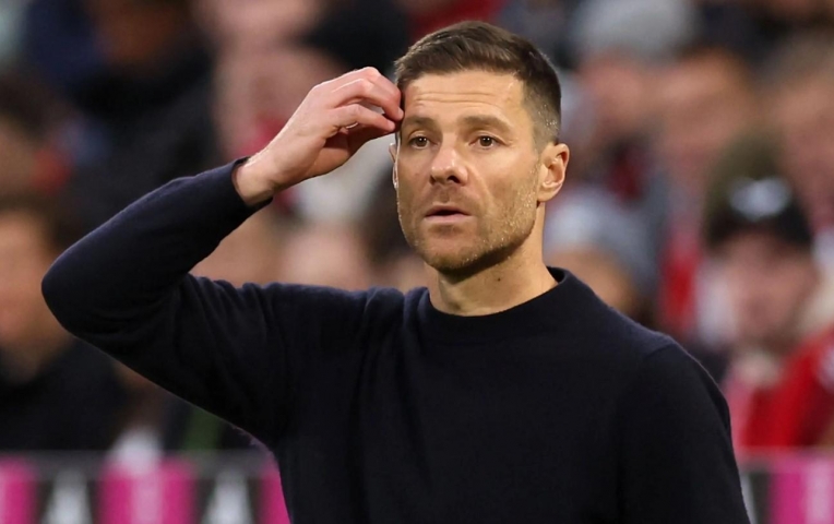 Xabi Alonso bị chỉ trích công khai