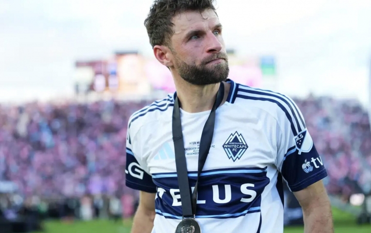 Thomas Muller thất vọng ra mặt khi thua Messi