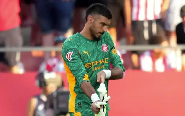 Đồng đội từ chối thi đấu, thủ môn đang sốt 38 độ vẫn phải ra sân