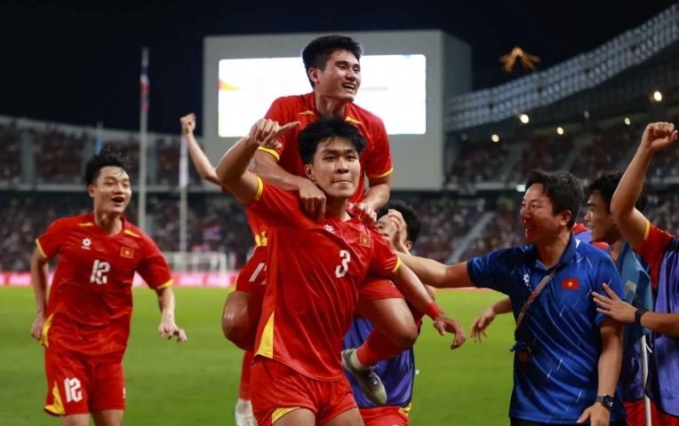 CĐV Thái đau đớn: 'Một ngày thua ngược 2 lần, đều trước Việt Nam'