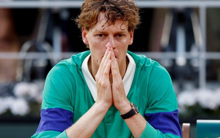 Jannik Sinner thua sốc trận đầu tiên trên sân cỏ