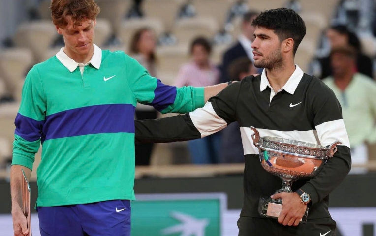 Alcaraz áp sát Sinner, Djokovic tiếp tục tụt hạng