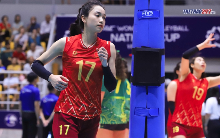 Bộ đôi tuyển thủ bóng chuyền nữ Việt Nam thả dáng cực xinh tại Thượng Hải