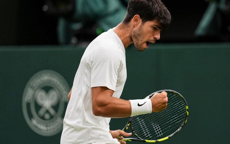 Alcaraz lọt tứ kết Wimbledon bằng chiến thắng thứ 22 liên tiếp