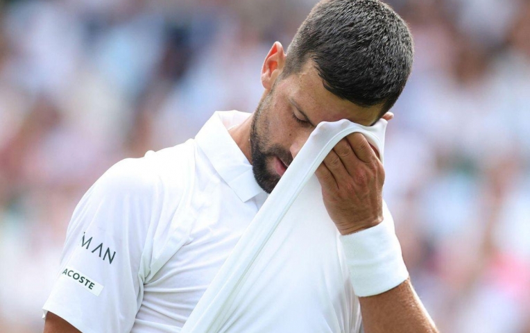 Djokovic khiến người hâm mộ lo sốt vó trước thềm bán kết Wimbledon 2025