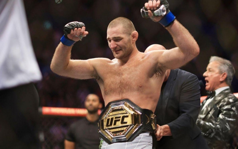Ẩu đả kịch liệt, cựu vương UFC bị đình chỉ thi đấu