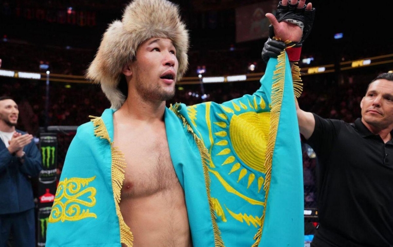Gia đình siêu sao UFC thoát chết sau tai nạn xe hơi