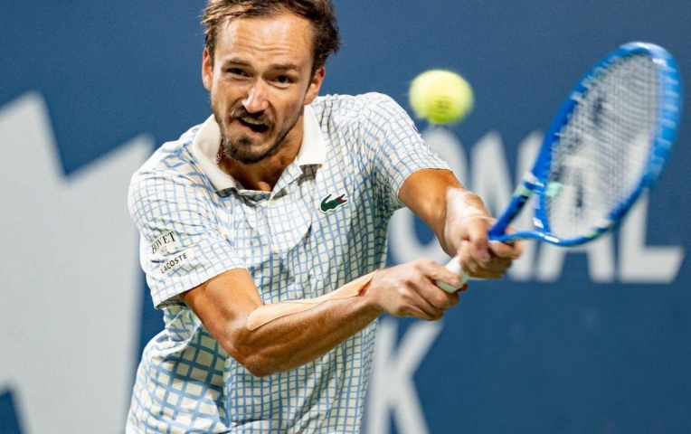 Medvedev để quên 'của quý' sau thất bại muối mặt ở Rogers Cup 2025