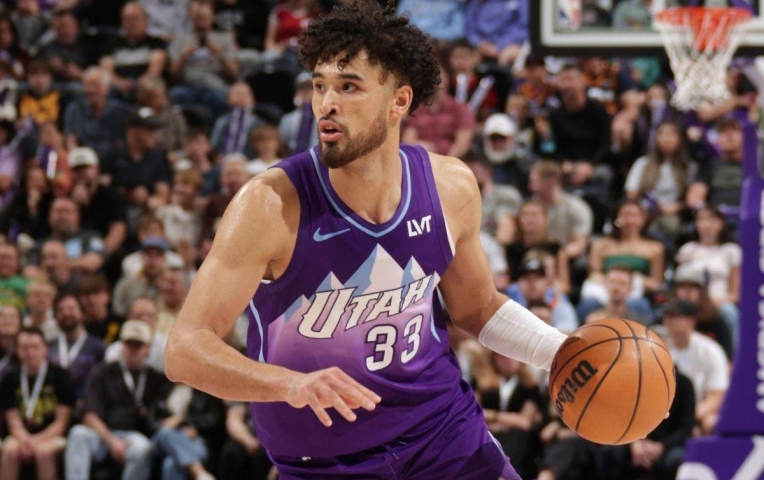Cầu thủ gốc Việt gia nhập đội hàng đầu NBA, được siêu sao lừng danh chúc mừng