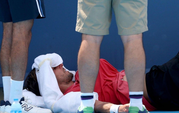 Sao tennis đổ gục xuống sân, bỏ cuộc ở Cincinnati