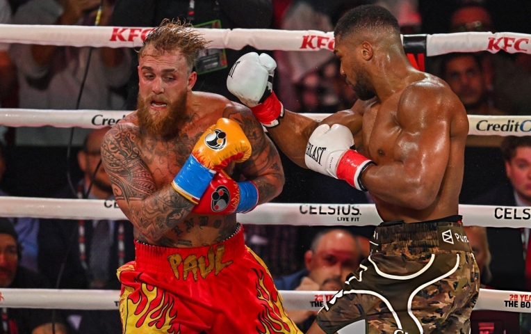 Cận cảnh khoảnh khắc Anthony Joshua đấm 'vỡ mồm' Jake Paul