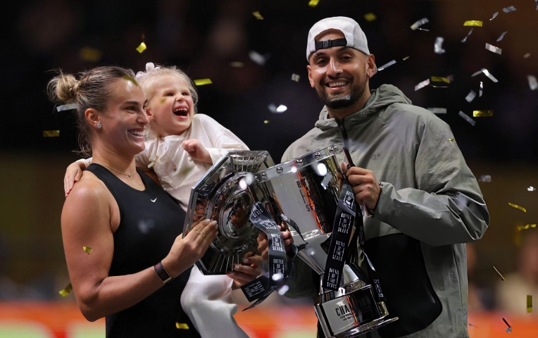 Kyrgios thắng gọn Sabalenka trận 'Đại chiến giới tính'
