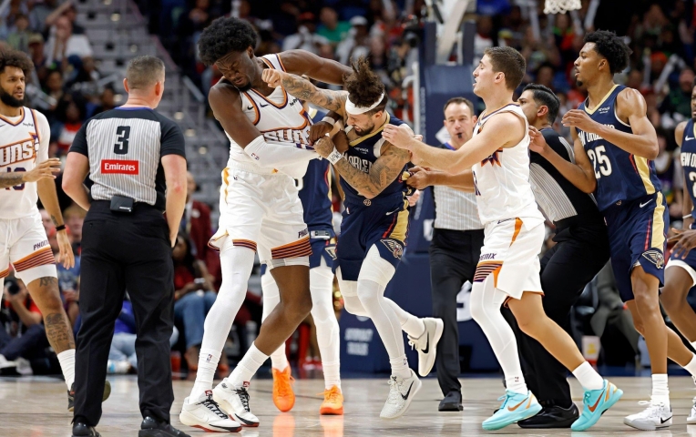 Lao vào nhau như ngày sau cuối, hai ngôi sao NBA bị treo giò