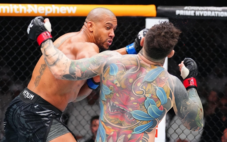 Bị Ciryl Gane chọc mắt, Tom Aspinall sẽ phải lên bàn mổ