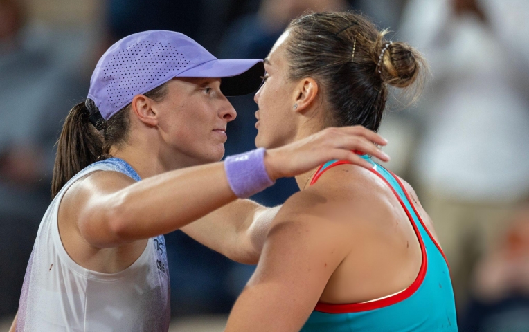 Swiatek 'var thẳng mặt' Sabalenka về 'Trận chiến giới tính'