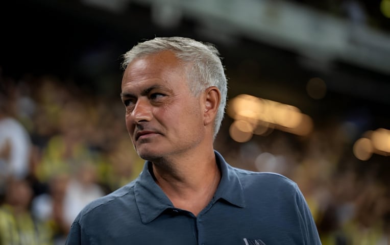 HLV Jose Mourinho 2 lần từ chối bến đỗ 'gã khổng lồ'