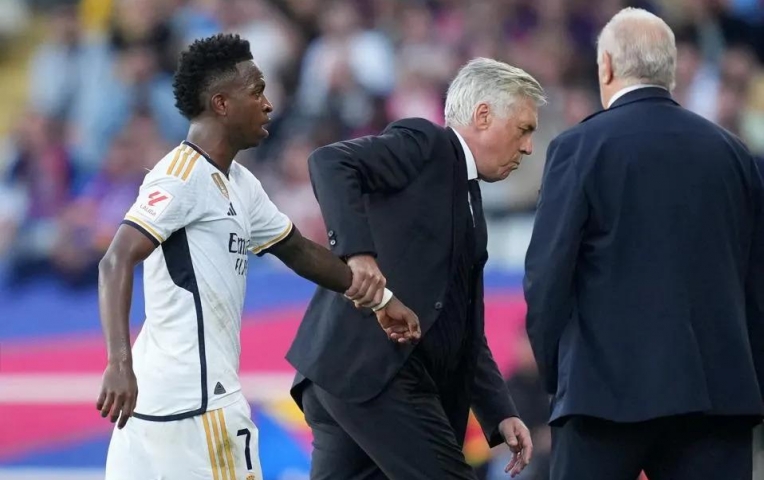 HLV Ancelotti chính thức lên tiếng sau khi Vinicius Jr hụt Quả bóng Vàng