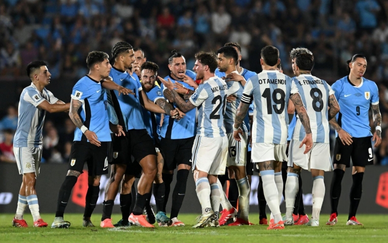 Xô xát nảy lửa trận Argentina vs Uruguay