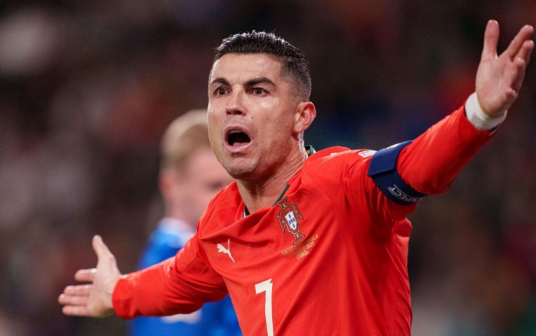 Ronaldo tức giận, buông lời chỉ trích thẳng mặt 1 nhà báo