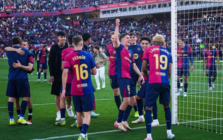 Cầu thủ Barca bật khóc sau chiến thắng nghẹt thở trước Real Madrid