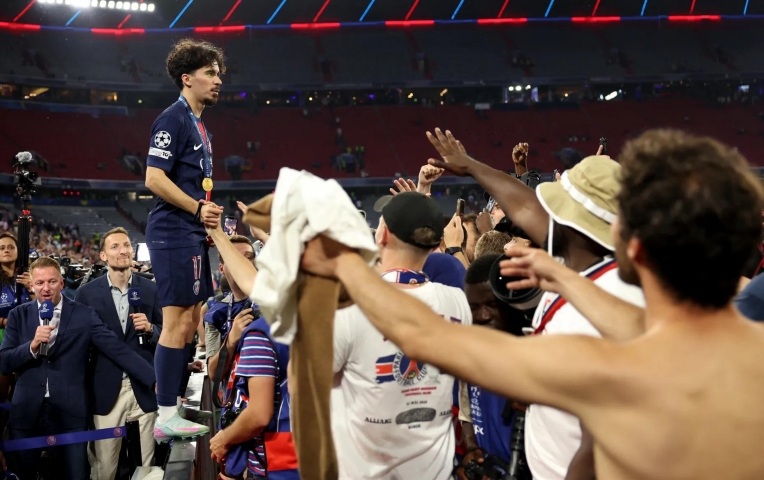 Vô địch C1, hàng ngàn fan PSG tràn xuống sân và phá vỡ khung thành