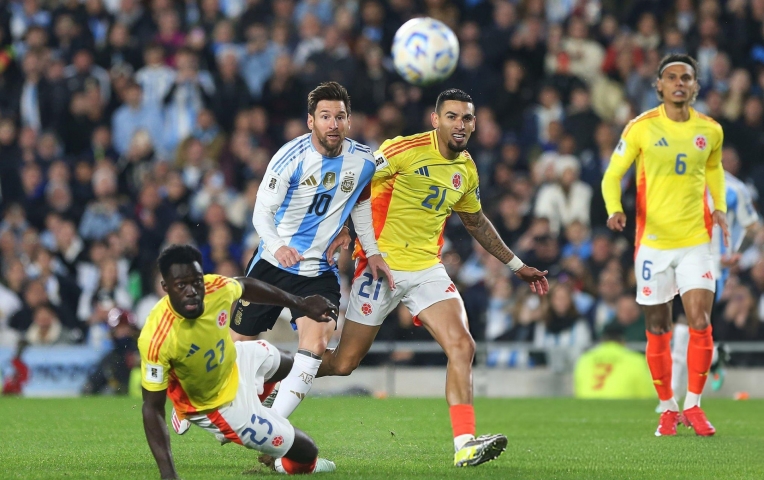 Messi im tiếng, Argentina chật vật thoát hiểm trước Colombia