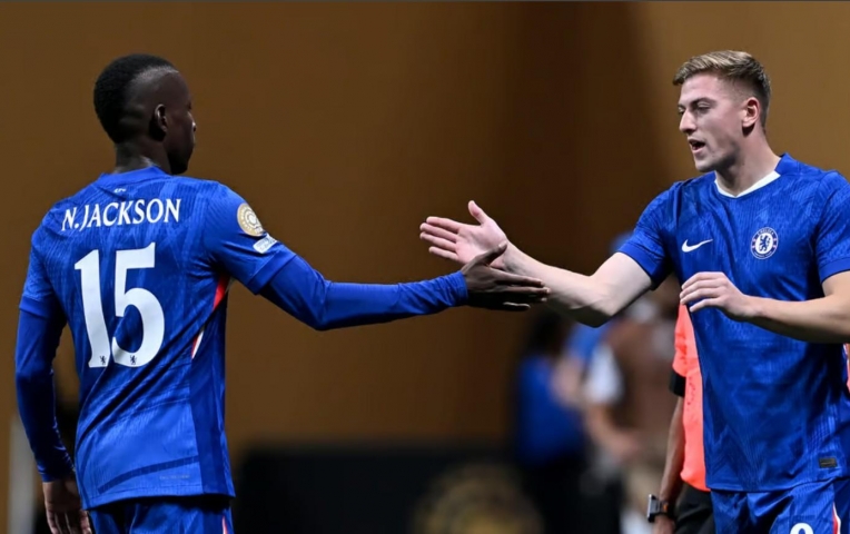 Chelsea gặp phải cơn đau đầu 'dễ chịu' ở hàng công