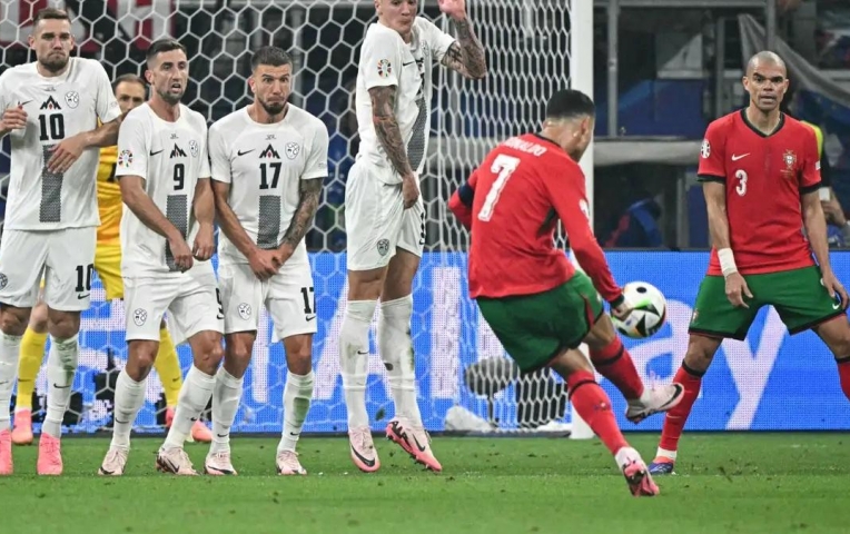 Ronaldo nhận cơn mưa chỉ trích vì 'knuckleball'